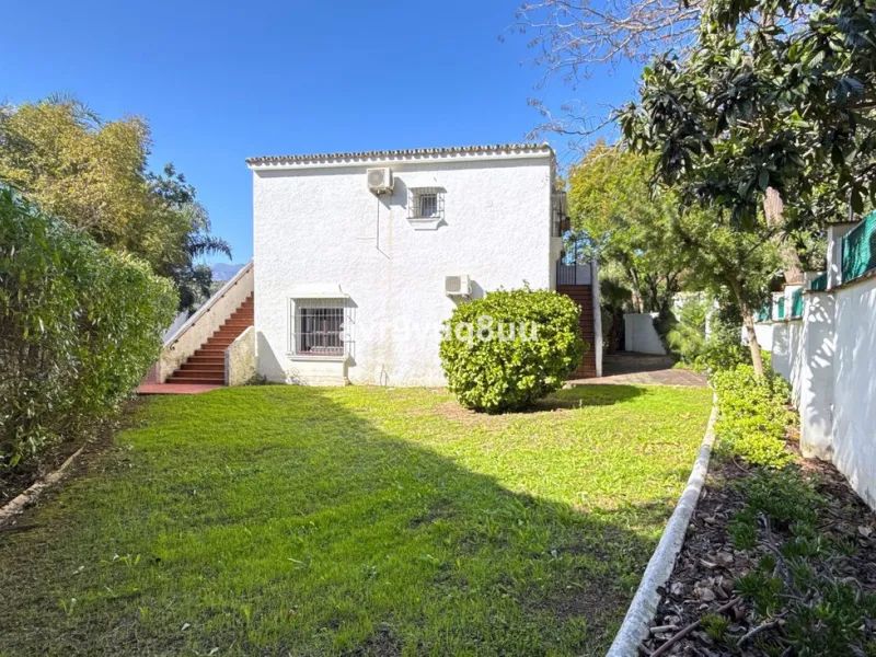 This very located detached house is situated in a quiet cul de sac, in the lower part of El Rosario. So within a very short walk are many amenities such as the local tennis club and gym, a very nice selection of Spanish and Interntional cafes and bars, an