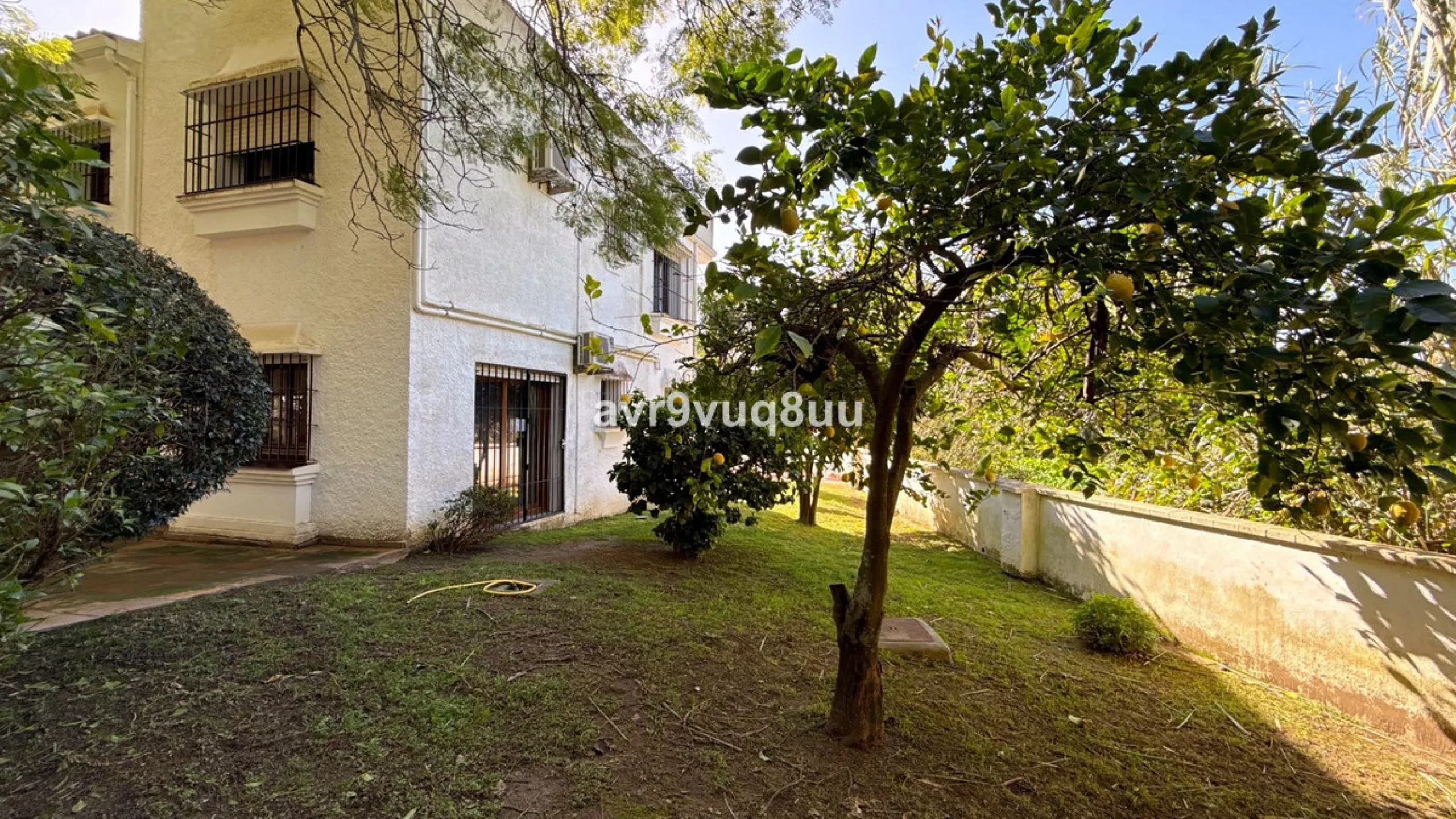 This very located detached house is situated in a quiet cul de sac, in the lower part of El Rosario. So within a very short walk are many amenities such as the local tennis club and gym, a very nice selection of Spanish and Interntional cafes and bars, an