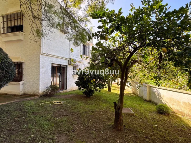 This very located detached house is situated in a quiet cul de sac, in the lower part of El Rosario. So within a very short walk are many amenities such as the local tennis club and gym, a very nice selection of Spanish and Interntional cafes and bars, an