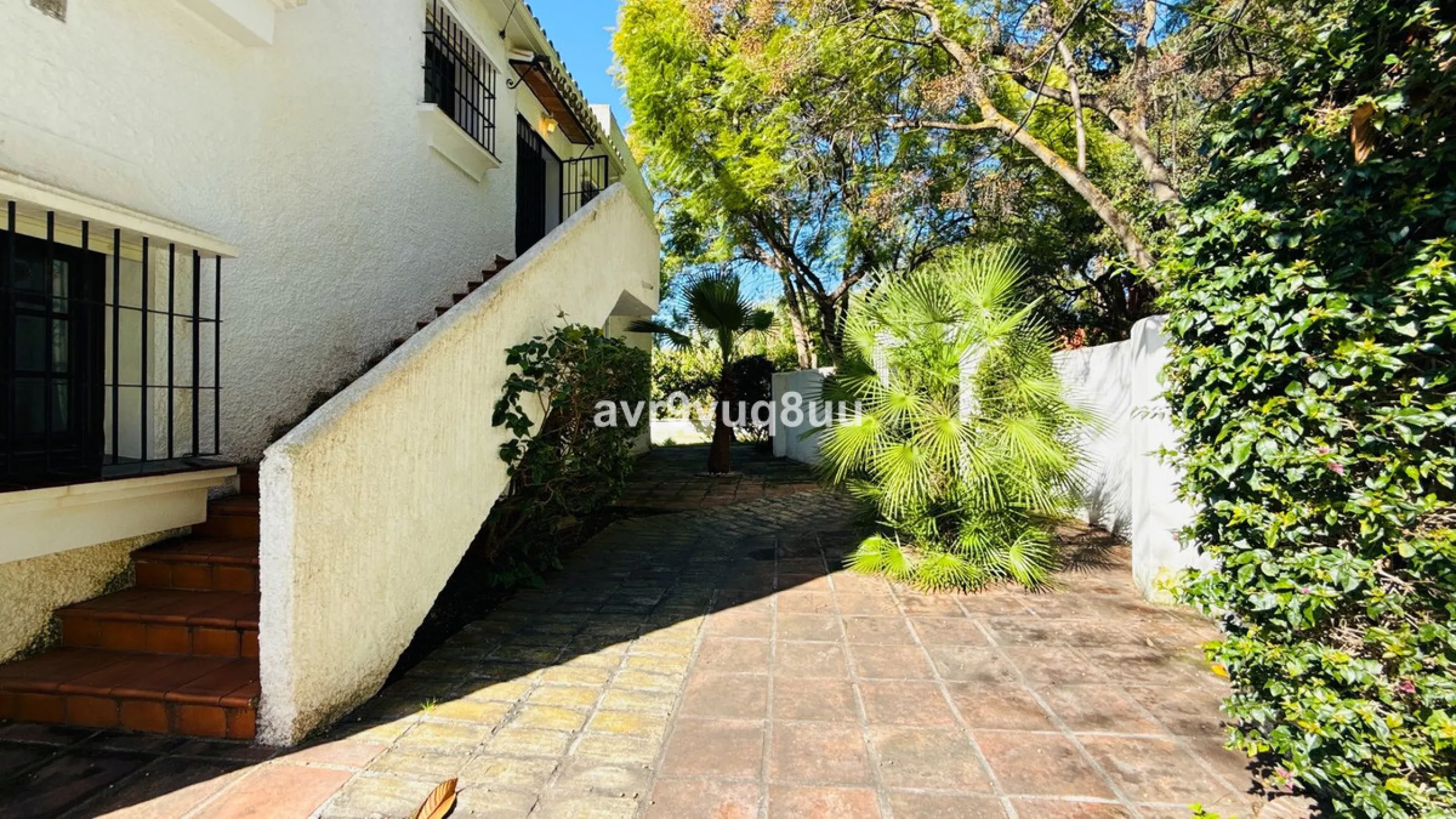 This very located detached house is situated in a quiet cul de sac, in the lower part of El Rosario. So within a very short walk are many amenities such as the local tennis club and gym, a very nice selection of Spanish and Interntional cafes and bars, an