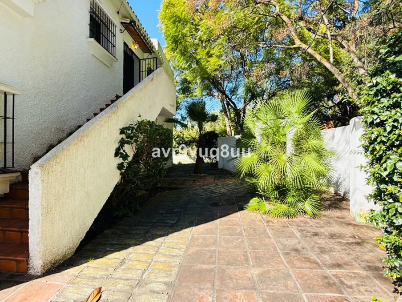 This very located detached house is situated in a quiet cul de sac, in the lower part of El Rosario. So within a very short walk are many amenities such as the local tennis club and gym, a very nice selection of Spanish and Interntional cafes and bars, an