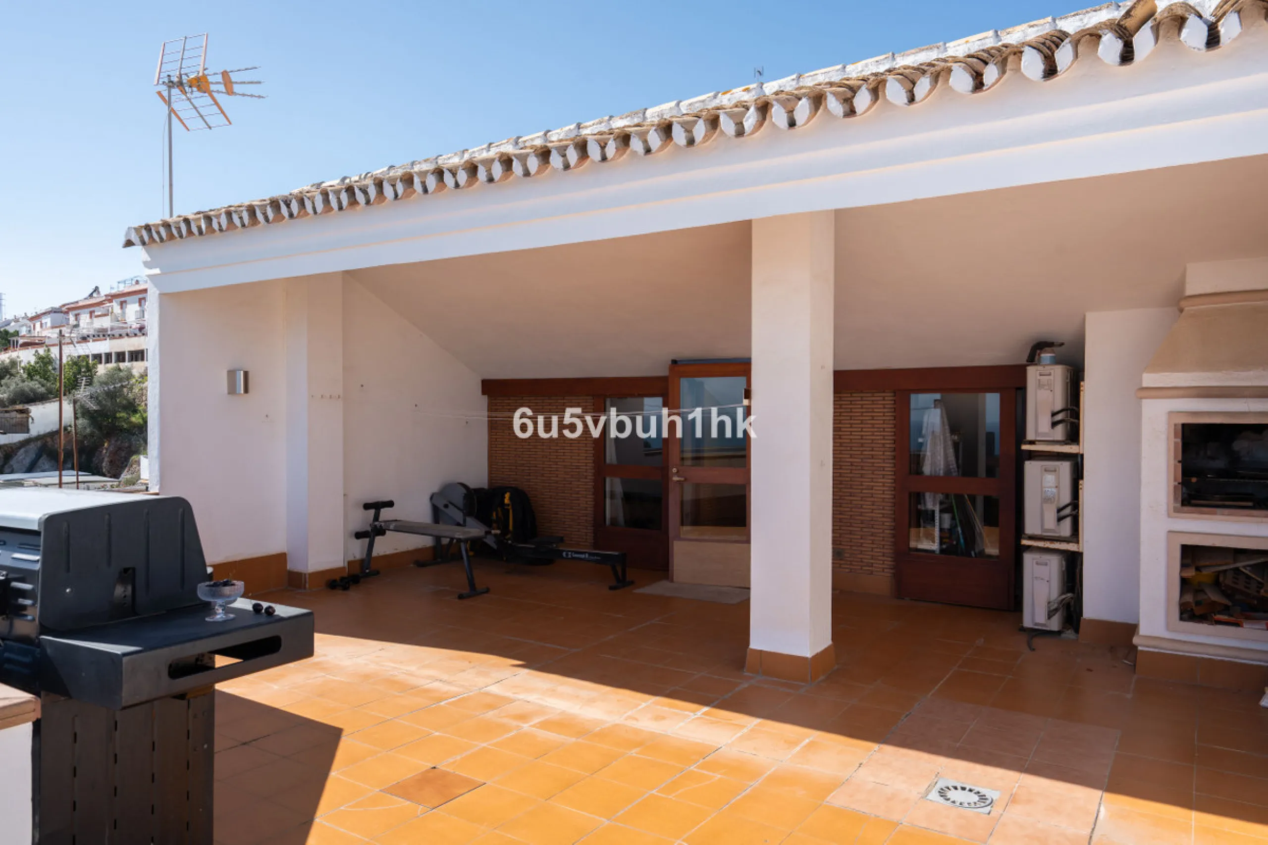 This entire house offers versatile possibilities for personal use, a holiday home, or as an investment opportunity.