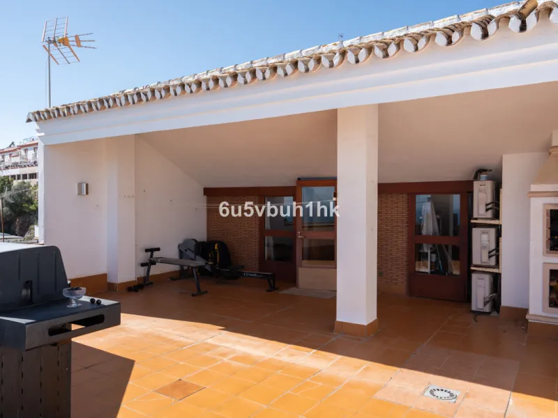 This entire house offers versatile possibilities for personal use, a holiday home, or as an investment opportunity.