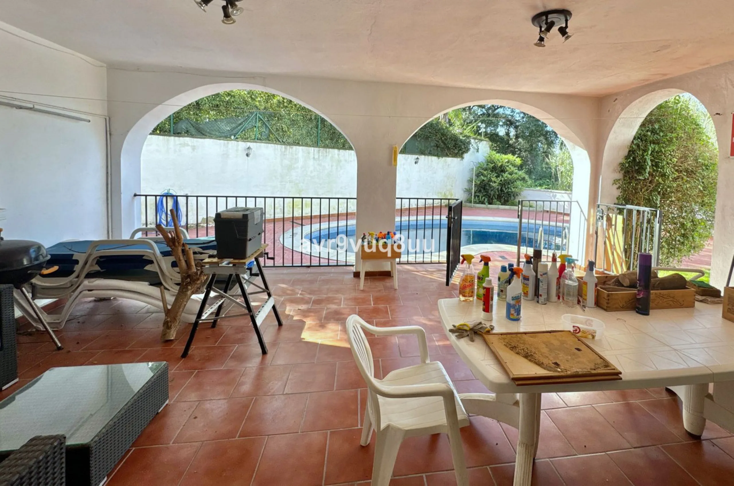 This very located detached house is situated in a quiet cul de sac, in the lower part of El Rosario. So within a very short walk are many amenities such as the local tennis club and gym, a very nice selection of Spanish and Interntional cafes and bars, an