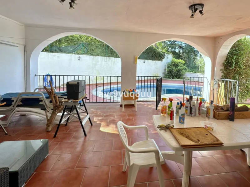 This very located detached house is situated in a quiet cul de sac, in the lower part of El Rosario. So within a very short walk are many amenities such as the local tennis club and gym, a very nice selection of Spanish and Interntional cafes and bars, an