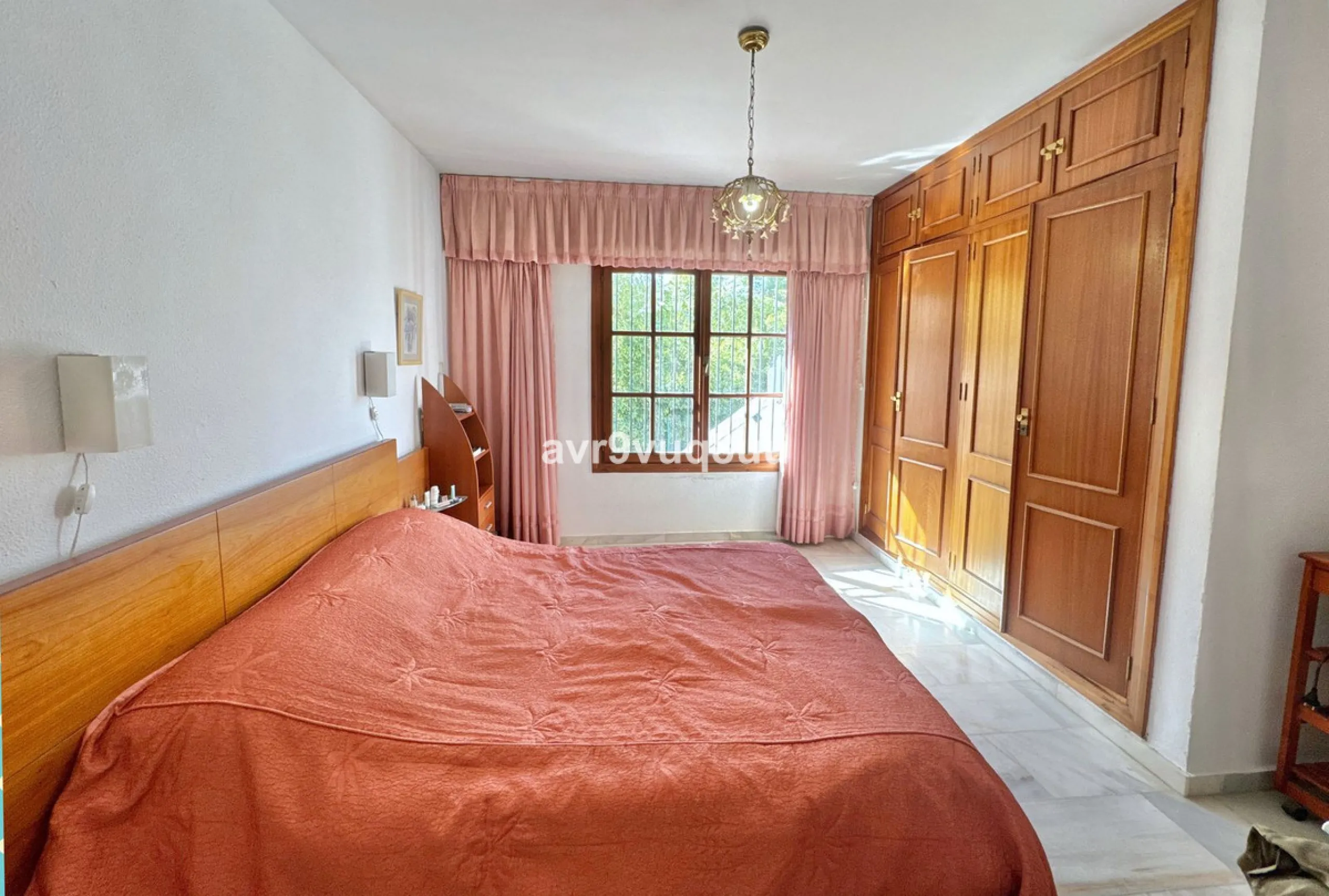This very located detached house is situated in a quiet cul de sac, in the lower part of El Rosario. So within a very short walk are many amenities such as the local tennis club and gym, a very nice selection of Spanish and Interntional cafes and bars, an