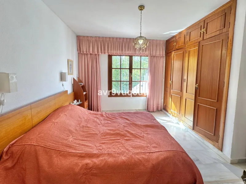 This very located detached house is situated in a quiet cul de sac, in the lower part of El Rosario. So within a very short walk are many amenities such as the local tennis club and gym, a very nice selection of Spanish and Interntional cafes and bars, an