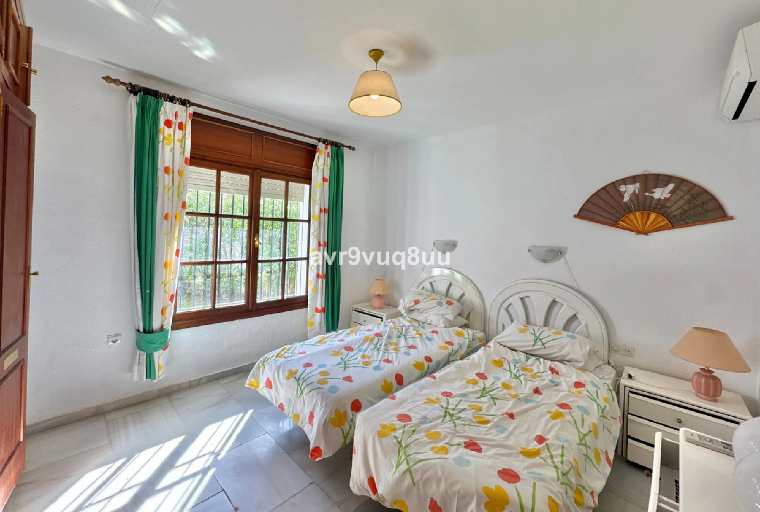 This very located detached house is situated in a quiet cul de sac, in the lower part of El Rosario. So within a very short walk are many amenities such as the local tennis club and gym, a very nice selection of Spanish and Interntional cafes and bars, an