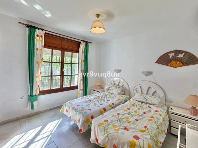 This very located detached house is situated in a quiet cul de sac, in the lower part of El Rosario. So within a very short walk are many amenities such as the local tennis club and gym, a very nice selection of Spanish and Interntional cafes and bars, an