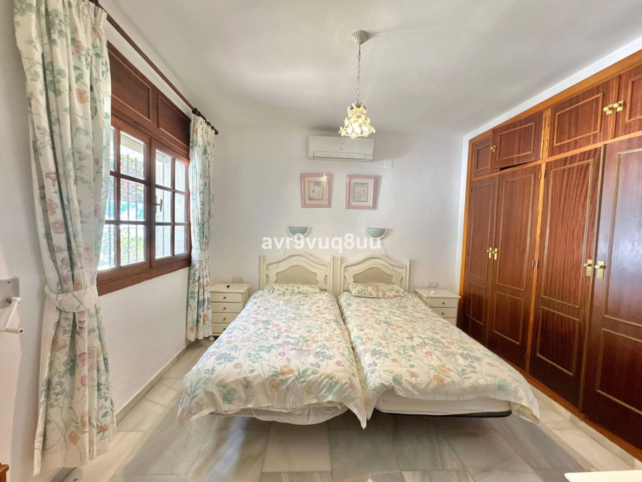 This very located detached house is situated in a quiet cul de sac, in the lower part of El Rosario. So within a very short walk are many amenities such as the local tennis club and gym, a very nice selection of Spanish and Interntional cafes and bars, an