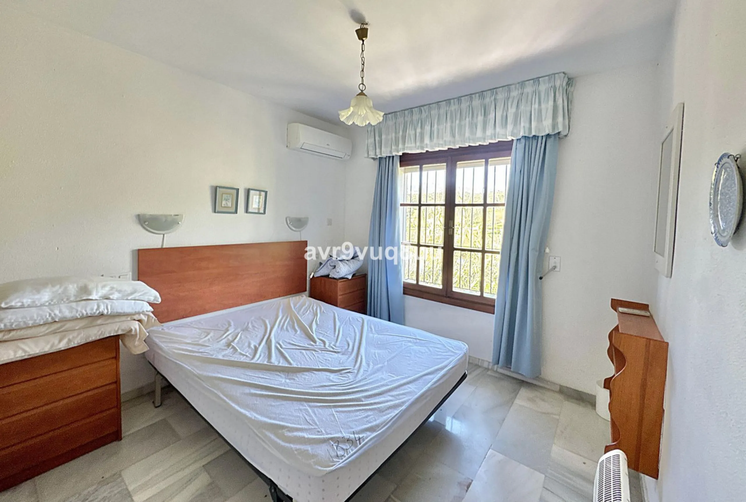 This very located detached house is situated in a quiet cul de sac, in the lower part of El Rosario. So within a very short walk are many amenities such as the local tennis club and gym, a very nice selection of Spanish and Interntional cafes and bars, an