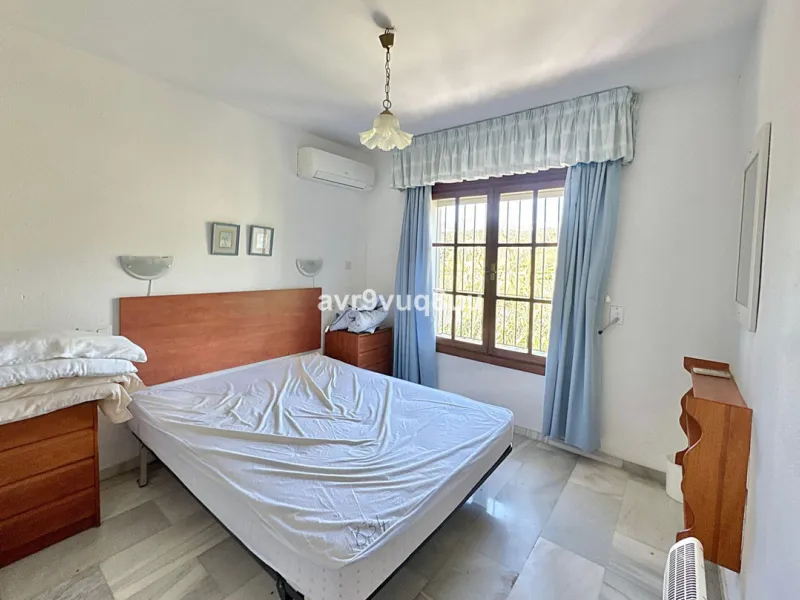 This very located detached house is situated in a quiet cul de sac, in the lower part of El Rosario. So within a very short walk are many amenities such as the local tennis club and gym, a very nice selection of Spanish and Interntional cafes and bars, an