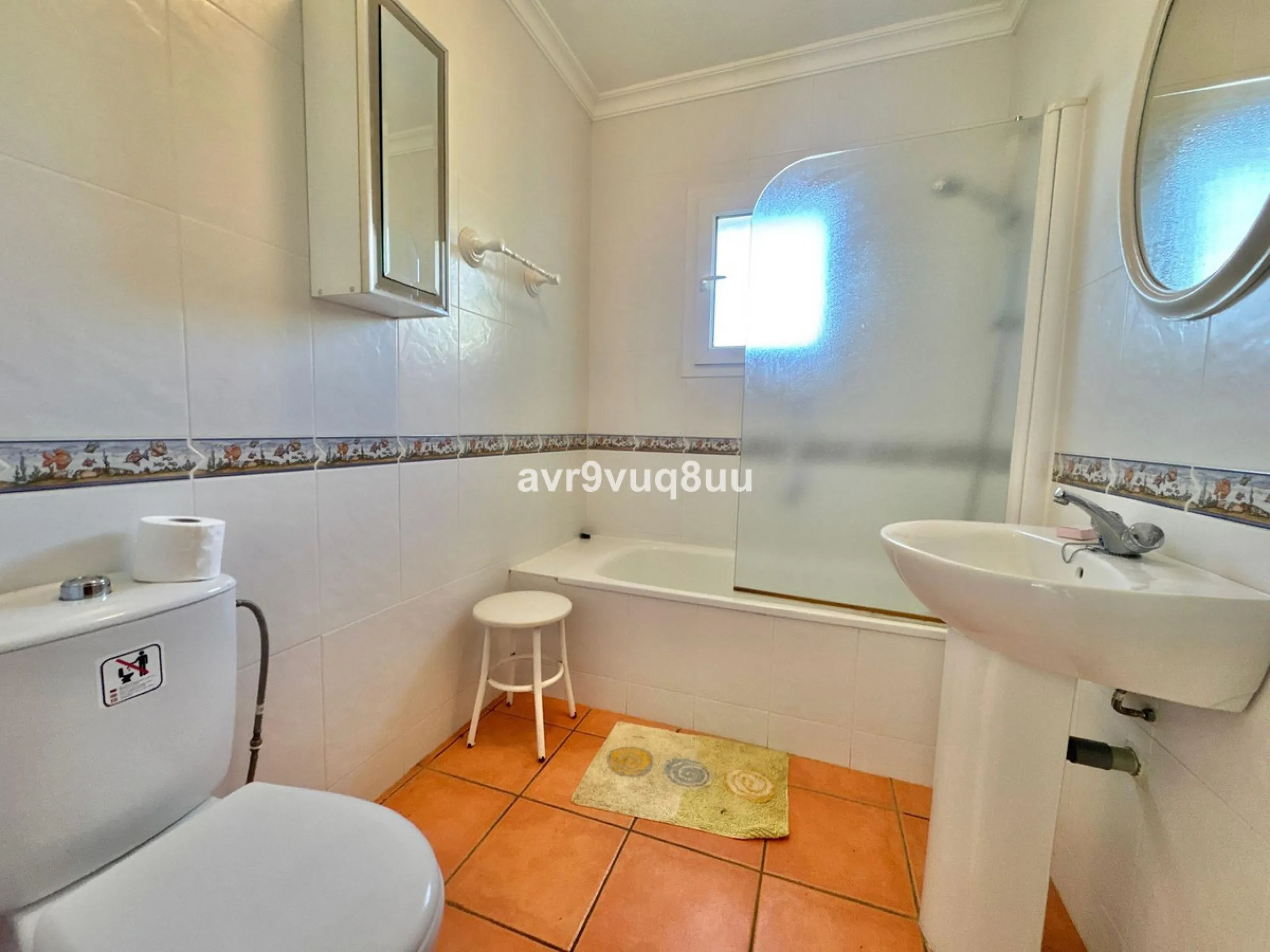 This very located detached house is situated in a quiet cul de sac, in the lower part of El Rosario. So within a very short walk are many amenities such as the local tennis club and gym, a very nice selection of Spanish and Interntional cafes and bars, an
