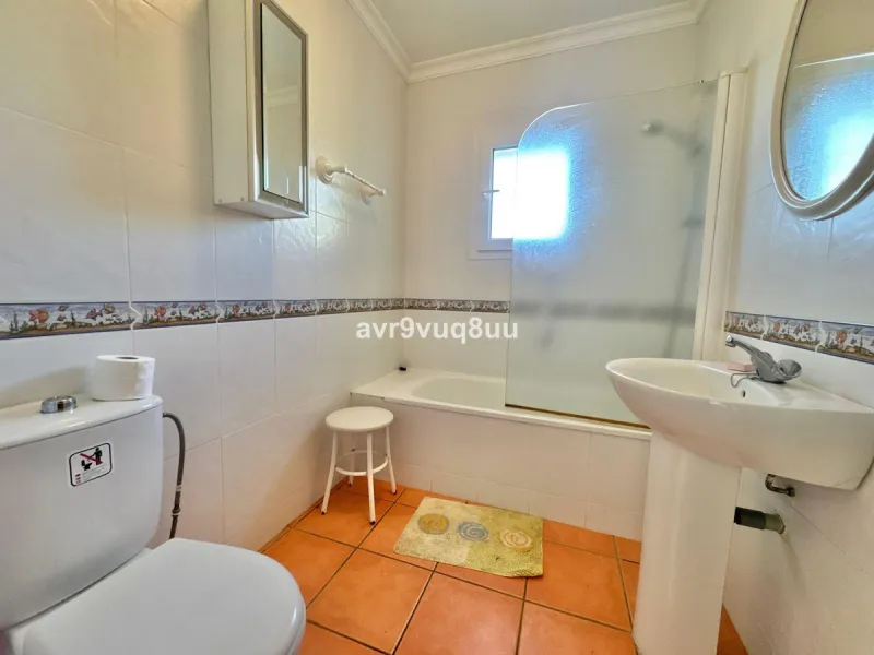 This very located detached house is situated in a quiet cul de sac, in the lower part of El Rosario. So within a very short walk are many amenities such as the local tennis club and gym, a very nice selection of Spanish and Interntional cafes and bars, an