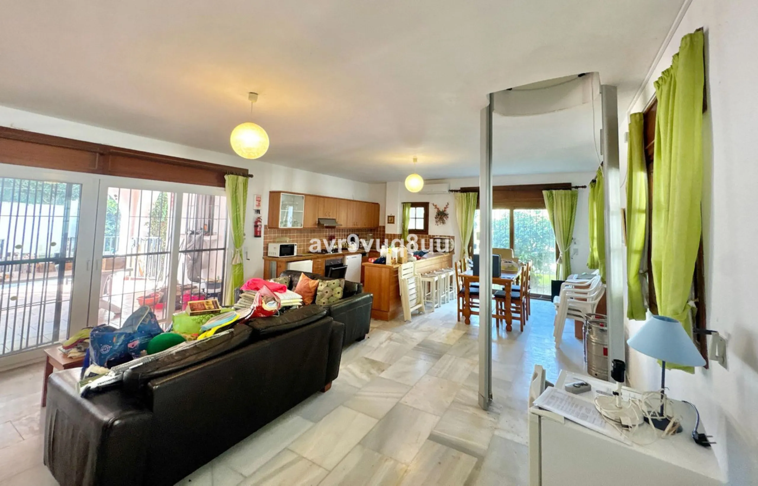 This very located detached house is situated in a quiet cul de sac, in the lower part of El Rosario. So within a very short walk are many amenities such as the local tennis club and gym, a very nice selection of Spanish and Interntional cafes and bars, an