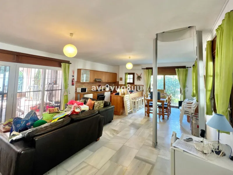 This very located detached house is situated in a quiet cul de sac, in the lower part of El Rosario. So within a very short walk are many amenities such as the local tennis club and gym, a very nice selection of Spanish and Interntional cafes and bars, an