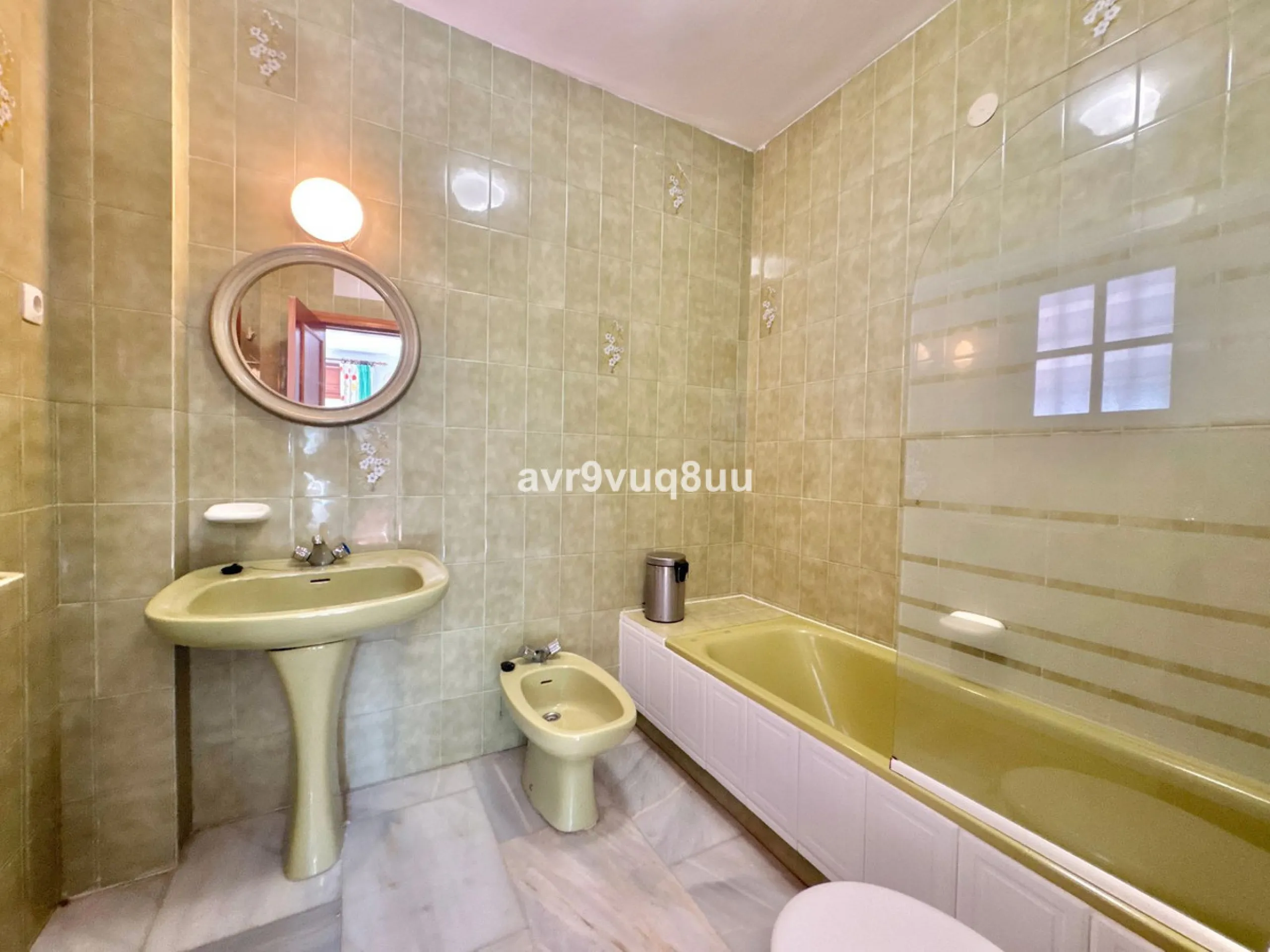 This very located detached house is situated in a quiet cul de sac, in the lower part of El Rosario. So within a very short walk are many amenities such as the local tennis club and gym, a very nice selection of Spanish and Interntional cafes and bars, an