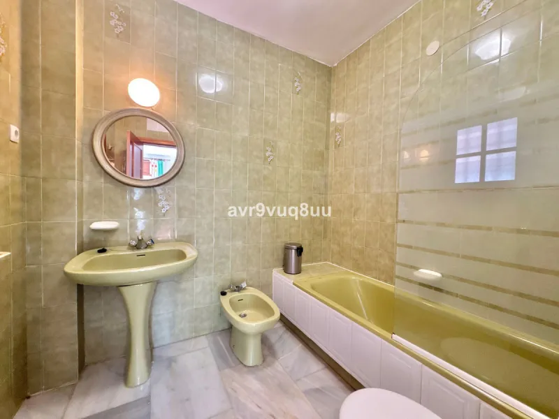 This very located detached house is situated in a quiet cul de sac, in the lower part of El Rosario. So within a very short walk are many amenities such as the local tennis club and gym, a very nice selection of Spanish and Interntional cafes and bars, an