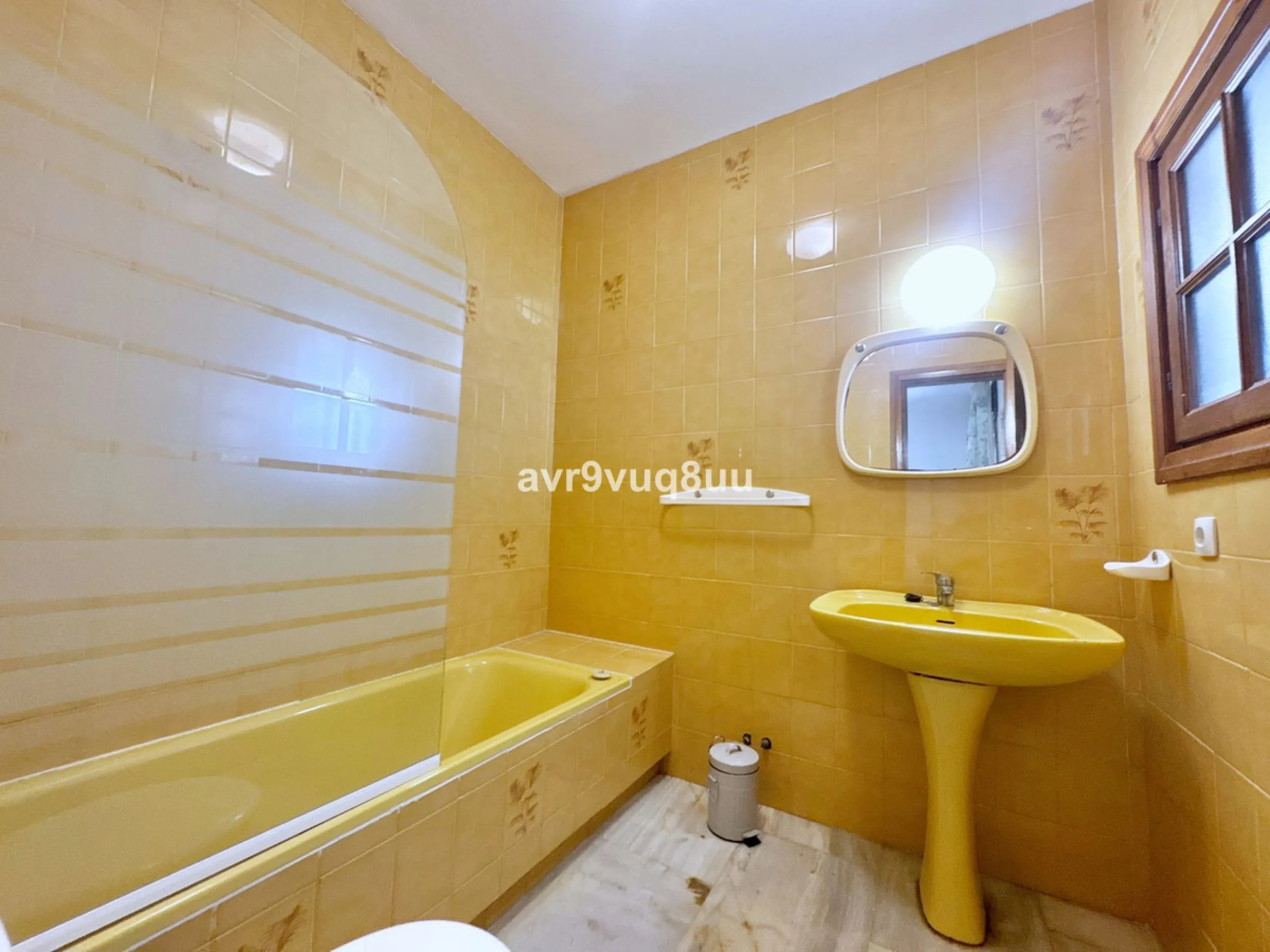 This very located detached house is situated in a quiet cul de sac, in the lower part of El Rosario. So within a very short walk are many amenities such as the local tennis club and gym, a very nice selection of Spanish and Interntional cafes and bars, an