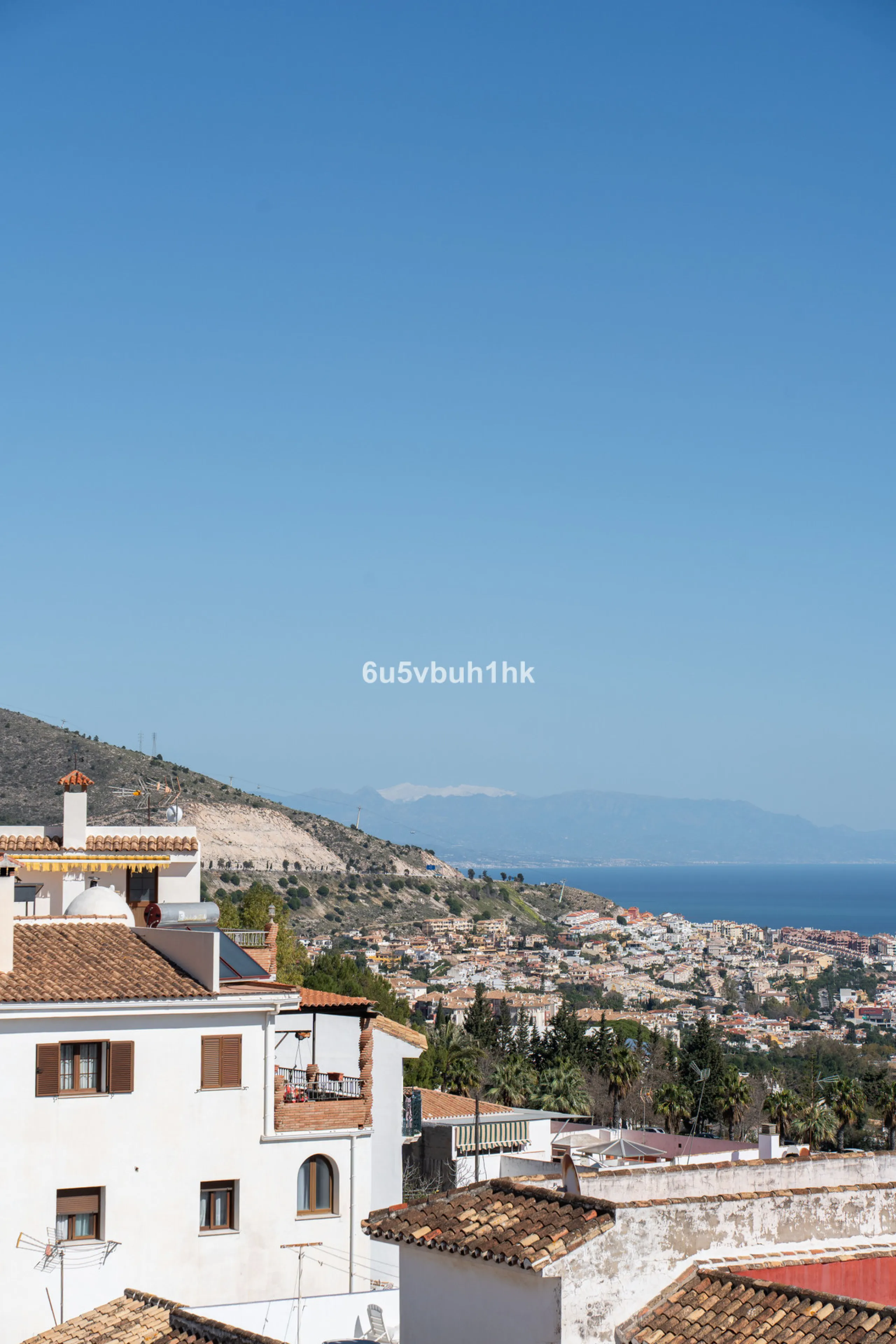 This entire house offers versatile possibilities for personal use, a holiday home, or as an investment opportunity.