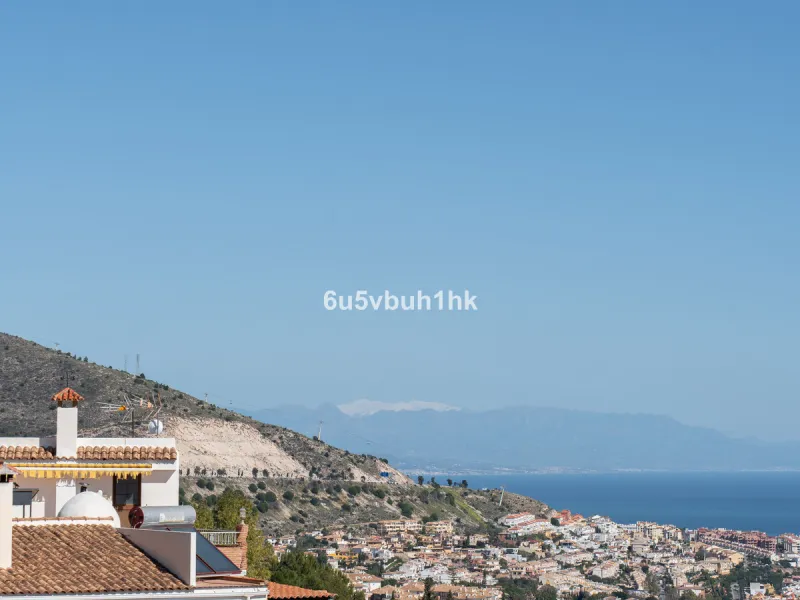 This entire house offers versatile possibilities for personal use, a holiday home, or as an investment opportunity.