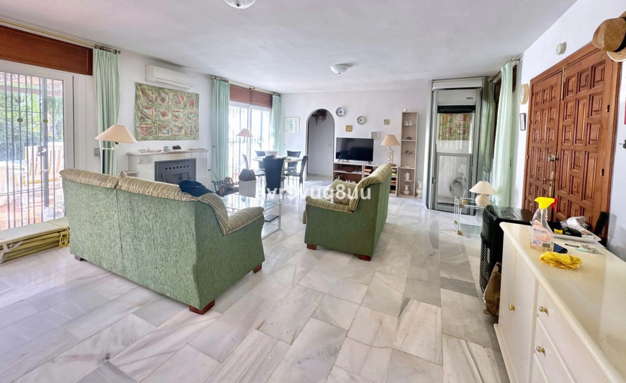This very located detached house is situated in a quiet cul de sac, in the lower part of El Rosario. So within a very short walk are many amenities such as the local tennis club and gym, a very nice selection of Spanish and Interntional cafes and bars, an