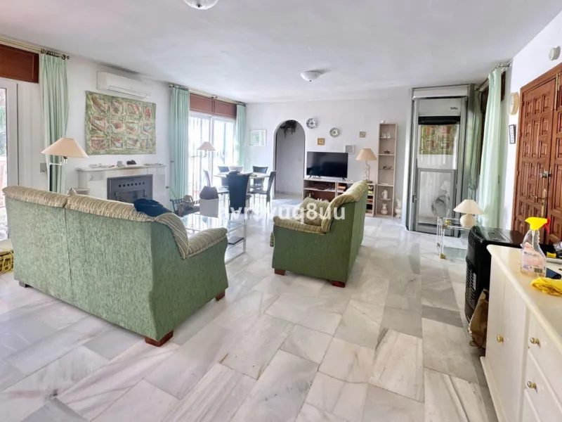 This very located detached house is situated in a quiet cul de sac, in the lower part of El Rosario. So within a very short walk are many amenities such as the local tennis club and gym, a very nice selection of Spanish and Interntional cafes and bars, an