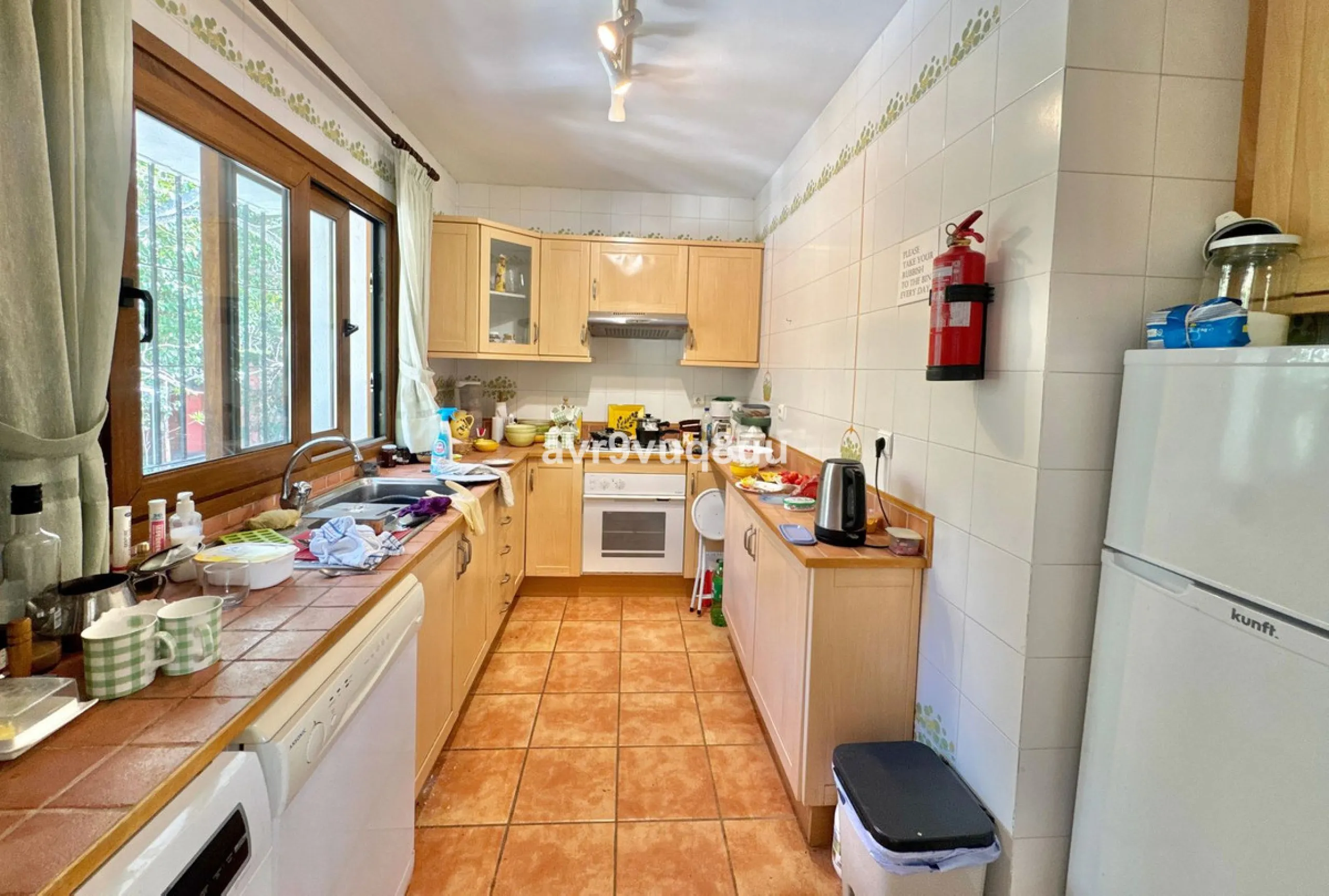 This very located detached house is situated in a quiet cul de sac, in the lower part of El Rosario. So within a very short walk are many amenities such as the local tennis club and gym, a very nice selection of Spanish and Interntional cafes and bars, an