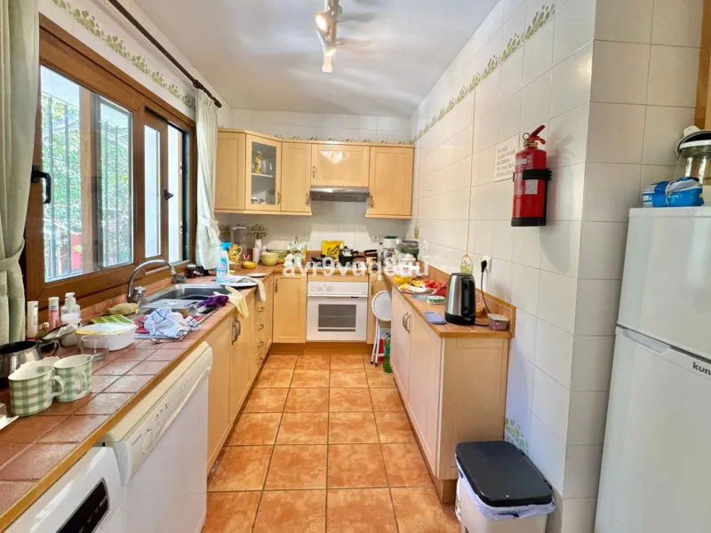 This very located detached house is situated in a quiet cul de sac, in the lower part of El Rosario. So within a very short walk are many amenities such as the local tennis club and gym, a very nice selection of Spanish and Interntional cafes and bars, an