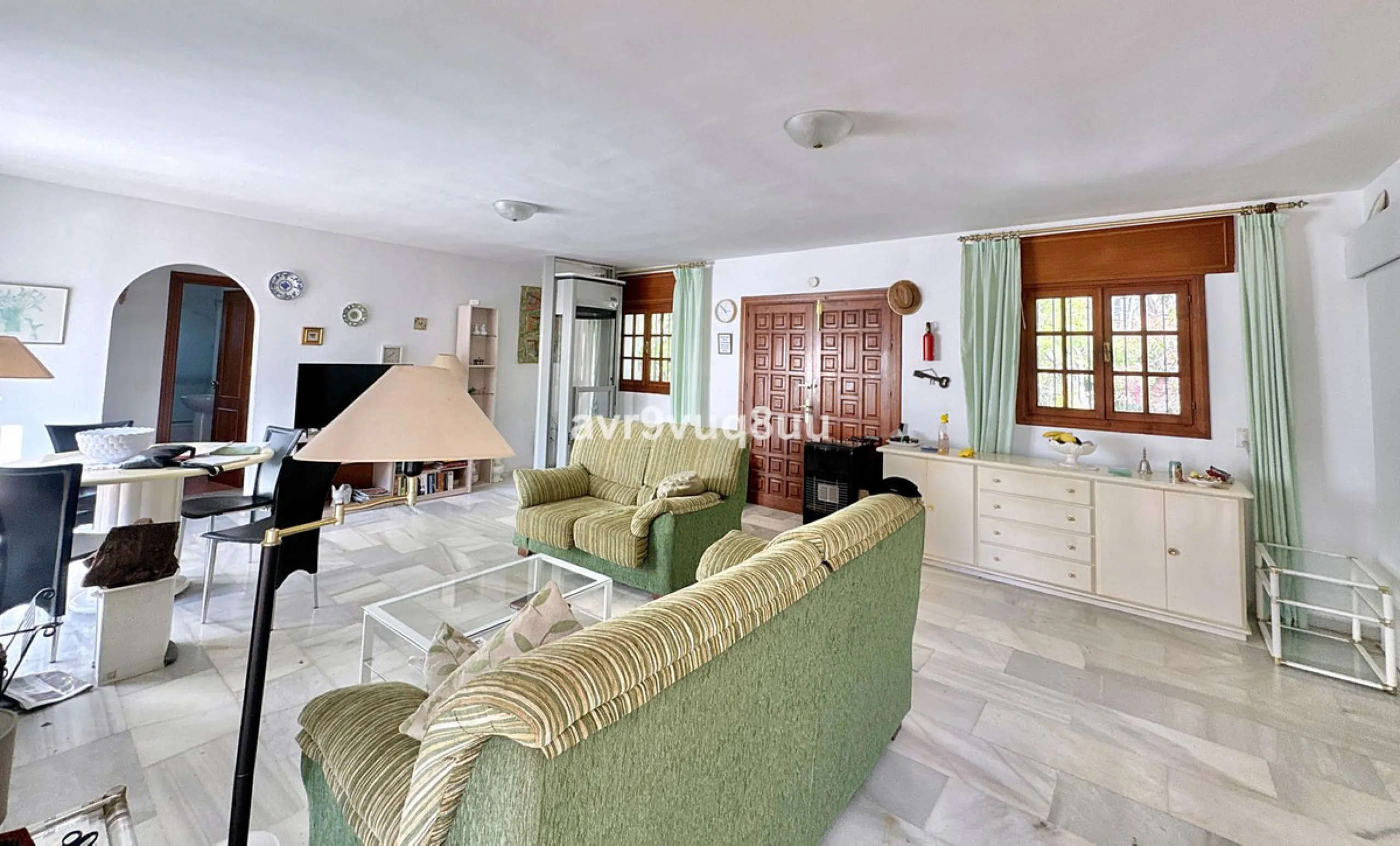 This very located detached house is situated in a quiet cul de sac, in the lower part of El Rosario. So within a very short walk are many amenities such as the local tennis club and gym, a very nice selection of Spanish and Interntional cafes and bars, an