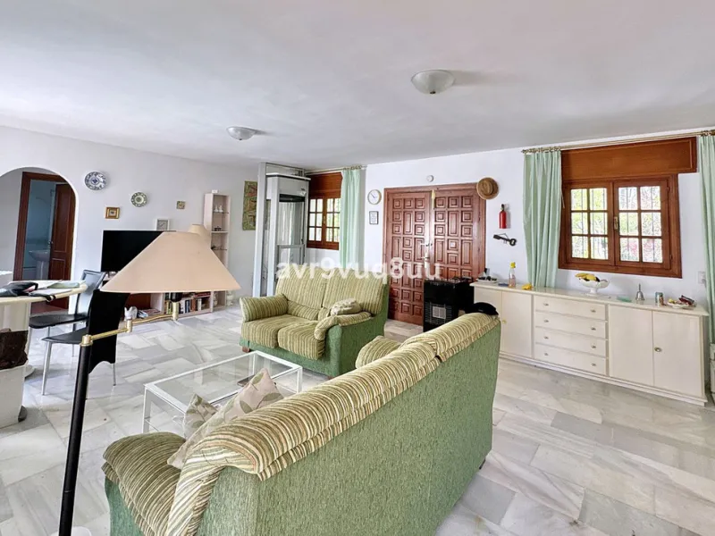 This very located detached house is situated in a quiet cul de sac, in the lower part of El Rosario. So within a very short walk are many amenities such as the local tennis club and gym, a very nice selection of Spanish and Interntional cafes and bars, an