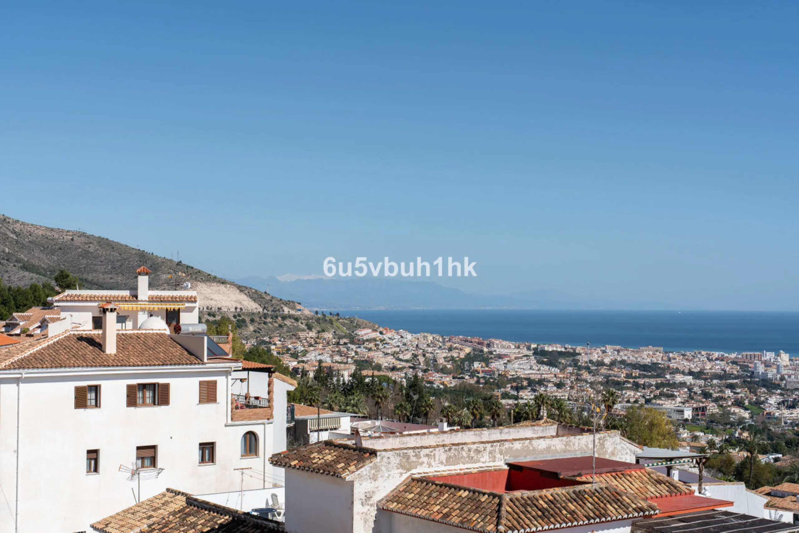 This entire house offers versatile possibilities for personal use, a holiday home, or as an investment opportunity.