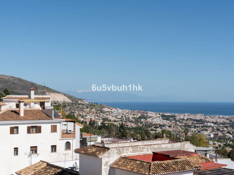This entire house offers versatile possibilities for personal use, a holiday home, or as an investment opportunity.