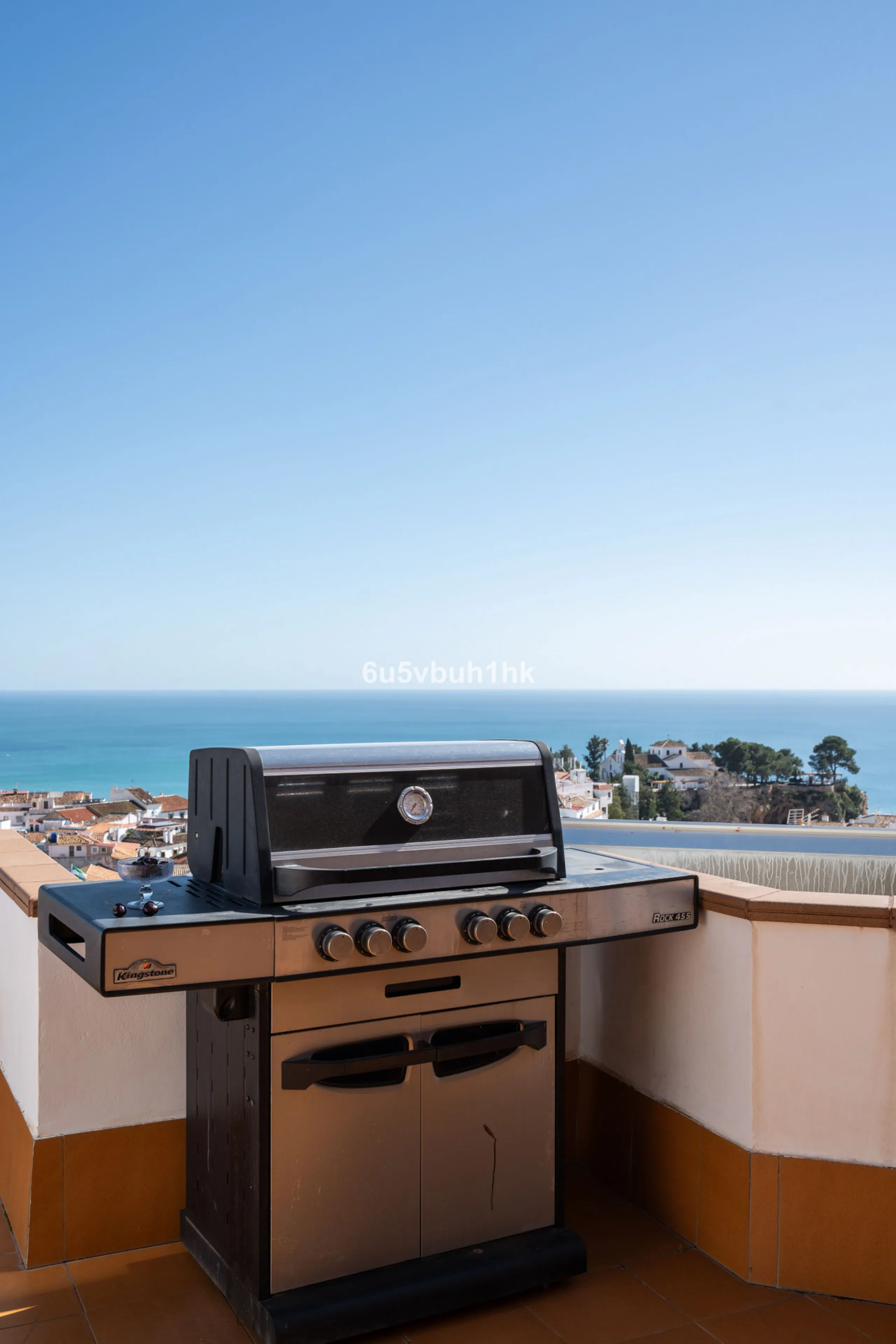 This entire house offers versatile possibilities for personal use, a holiday home, or as an investment opportunity.