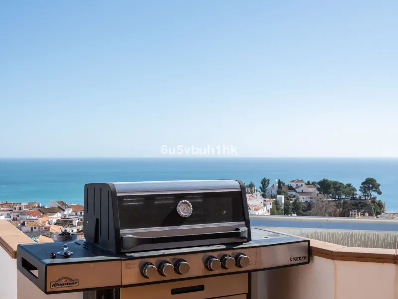 This entire house offers versatile possibilities for personal use, a holiday home, or as an investment opportunity.