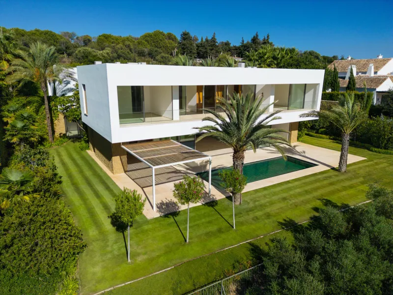 This exquisite villa, nestled beside the Finca Cortesin golf course, presents an extraordinary opportunity for residents to immerse themselves in the lavish Mediterranean lifestyle. Poised within the Finca Cortesin resort, this residence affords sweeping 