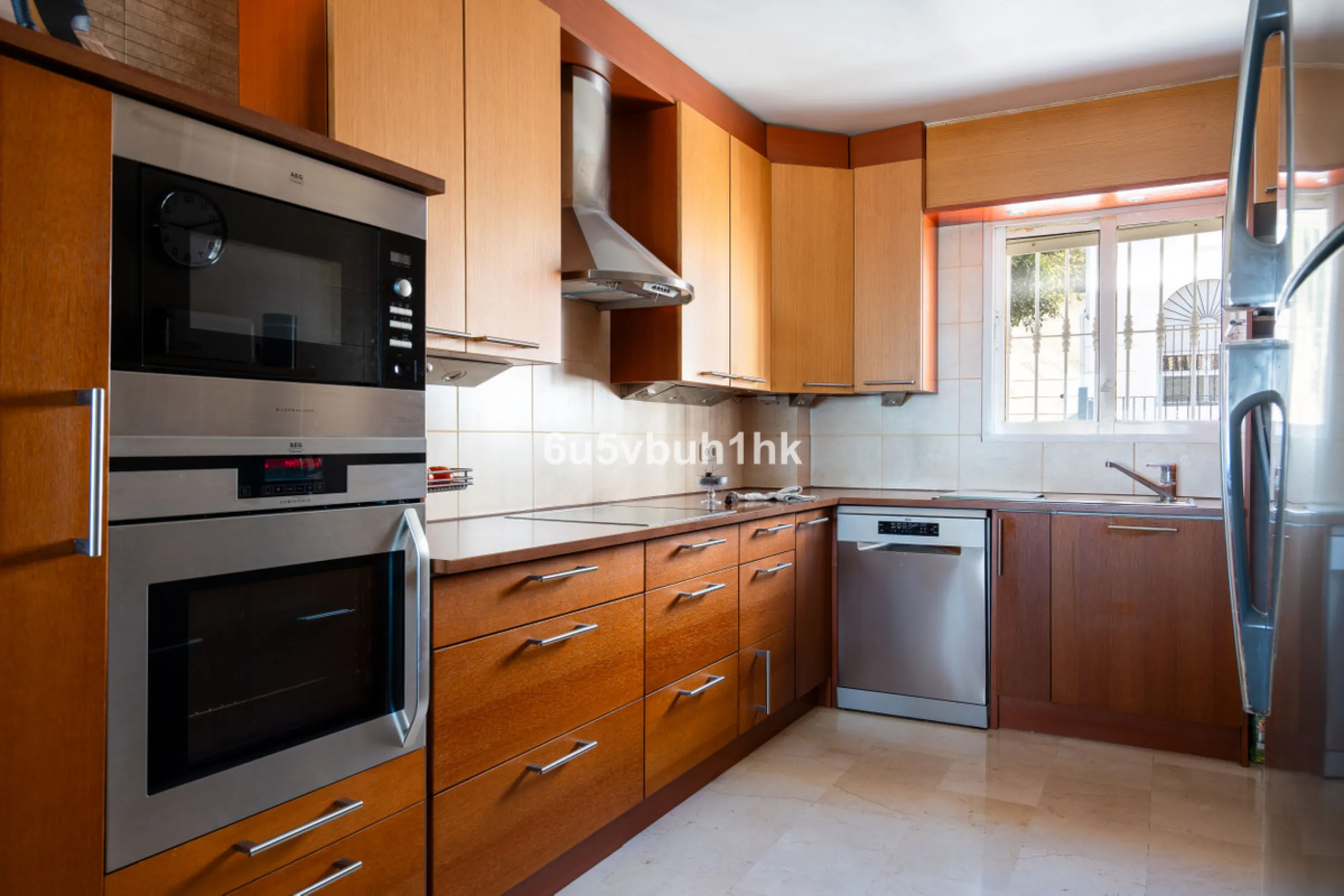 This entire house offers versatile possibilities for personal use, a holiday home, or as an investment opportunity.