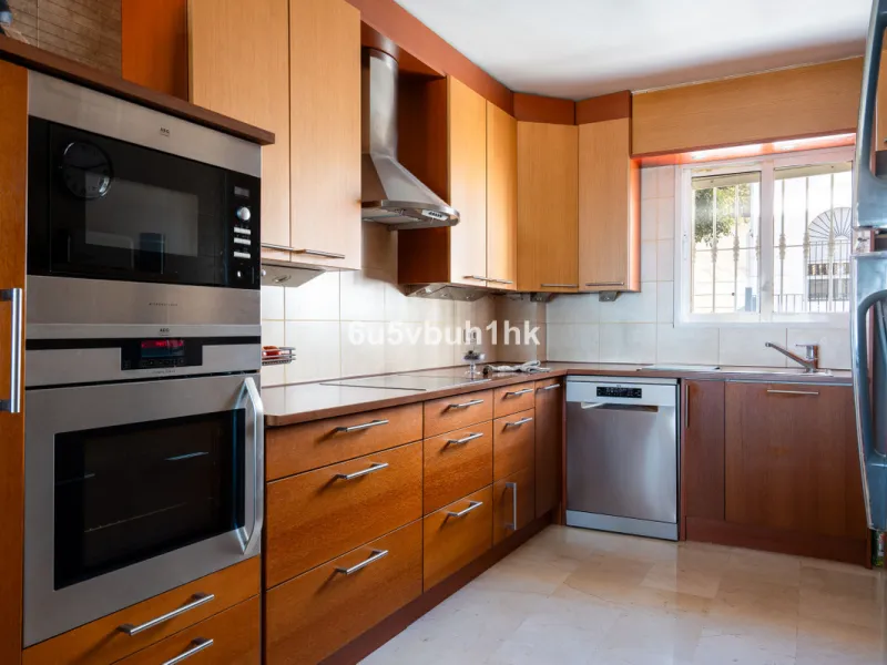 This entire house offers versatile possibilities for personal use, a holiday home, or as an investment opportunity.