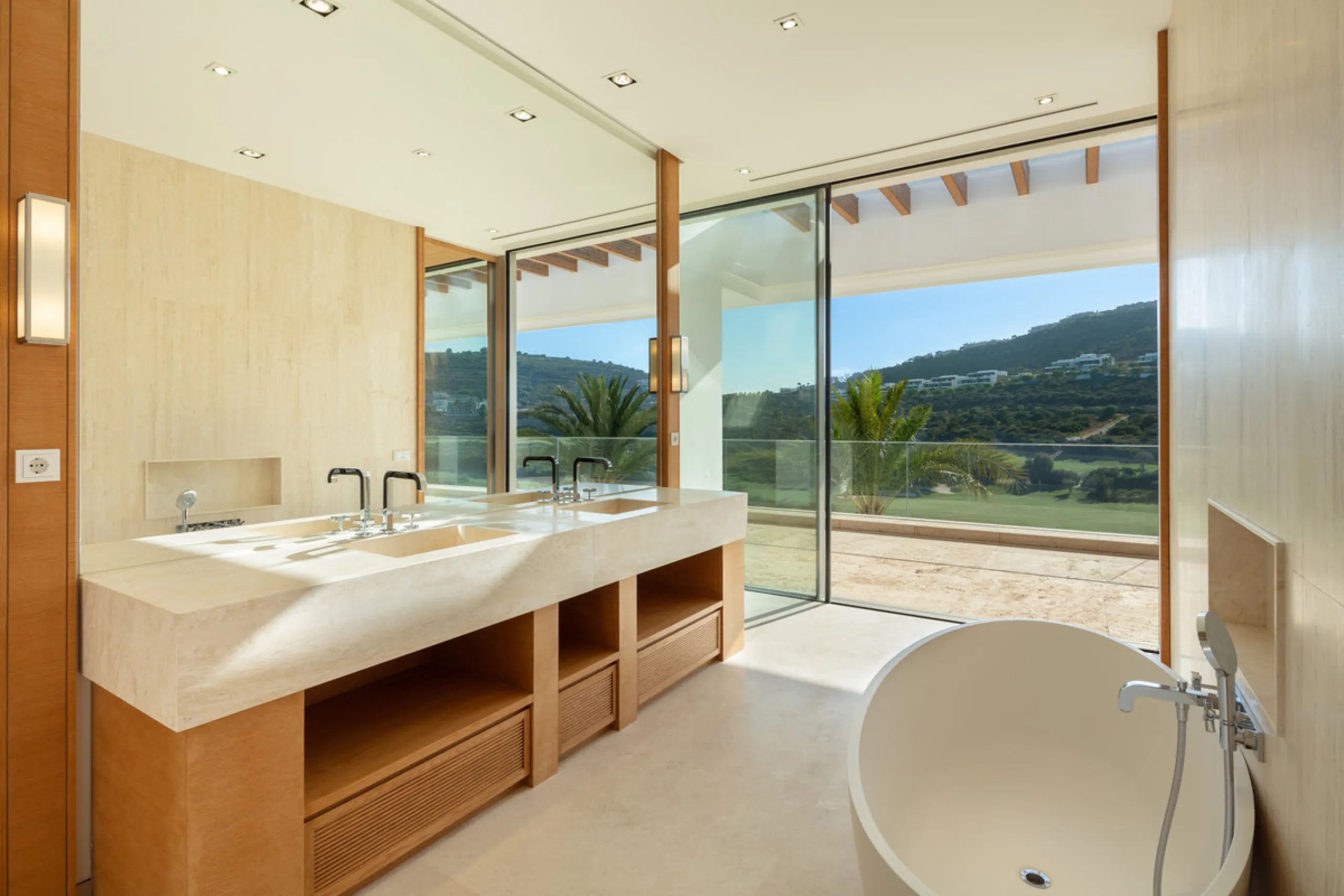 House - Detached Villa в продаже в Casares, Málaga. В доме 5 спален и 7 ванных комнат. Площадь дома 713 м². Площадь участка 1888 м²