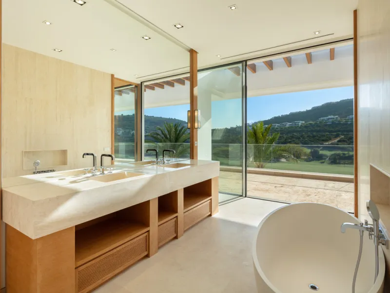House - Detached Villa в продаже в Casares, Málaga. В доме 5 спален и 7 ванных комнат. Площадь дома 713 м². Площадь участка 1888 м²