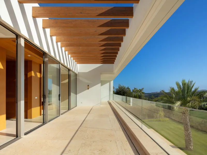 House - Detached Villa в продаже в Casares, Málaga. В доме 5 спален и 7 ванных комнат. Площадь дома 713 м². Площадь участка 1888 м²