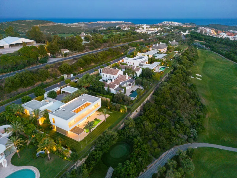 House - Detached Villa в продаже в Casares, Málaga. В доме 5 спален и 7 ванных комнат. Площадь дома 713 м². Площадь участка 1888 м²