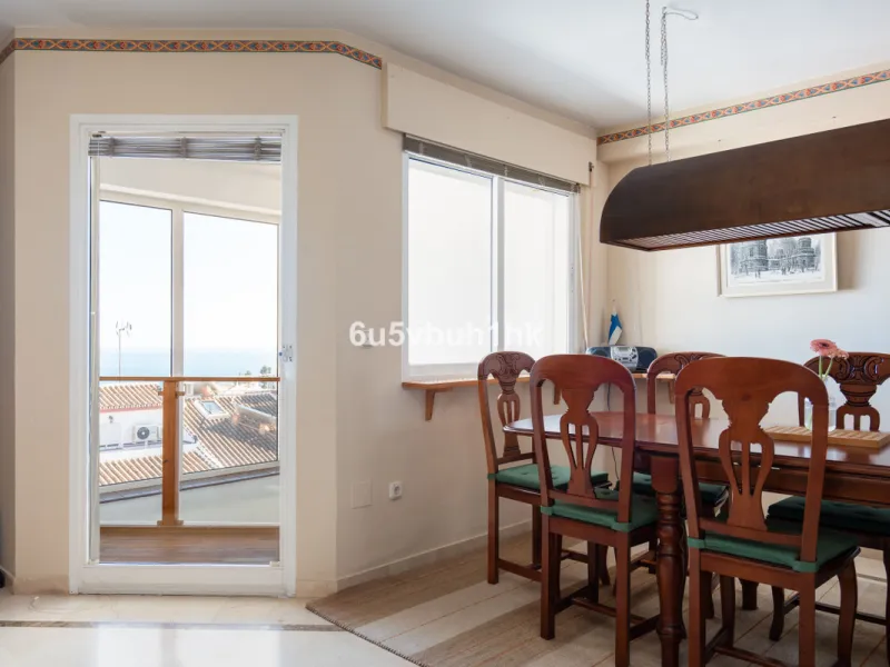 This entire house offers versatile possibilities for personal use, a holiday home, or as an investment opportunity.