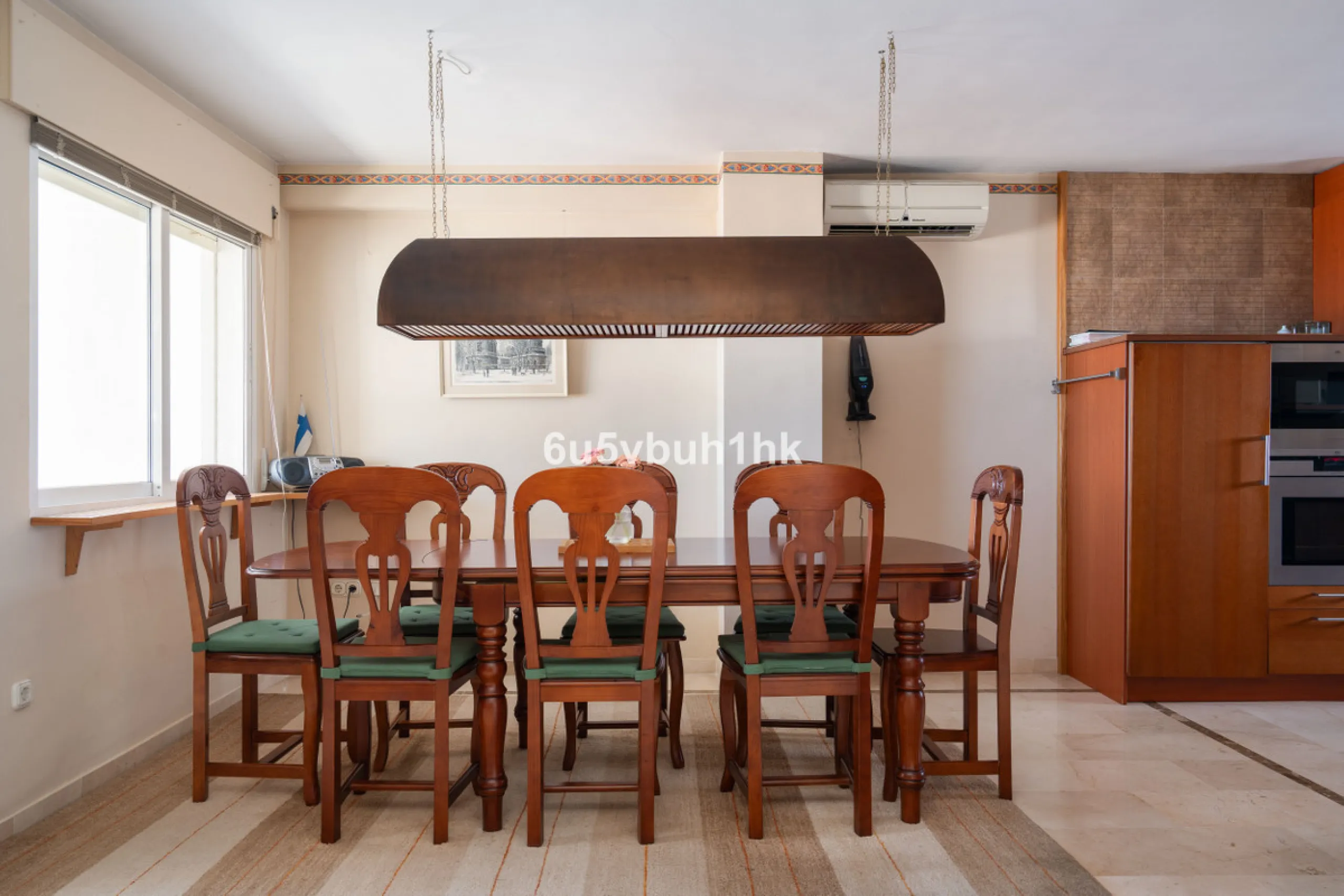 This entire house offers versatile possibilities for personal use, a holiday home, or as an investment opportunity.