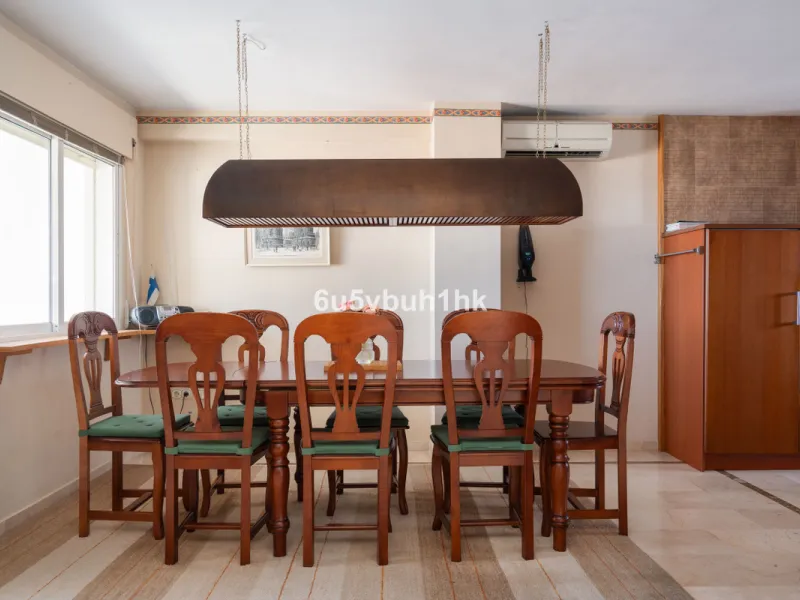 This entire house offers versatile possibilities for personal use, a holiday home, or as an investment opportunity.