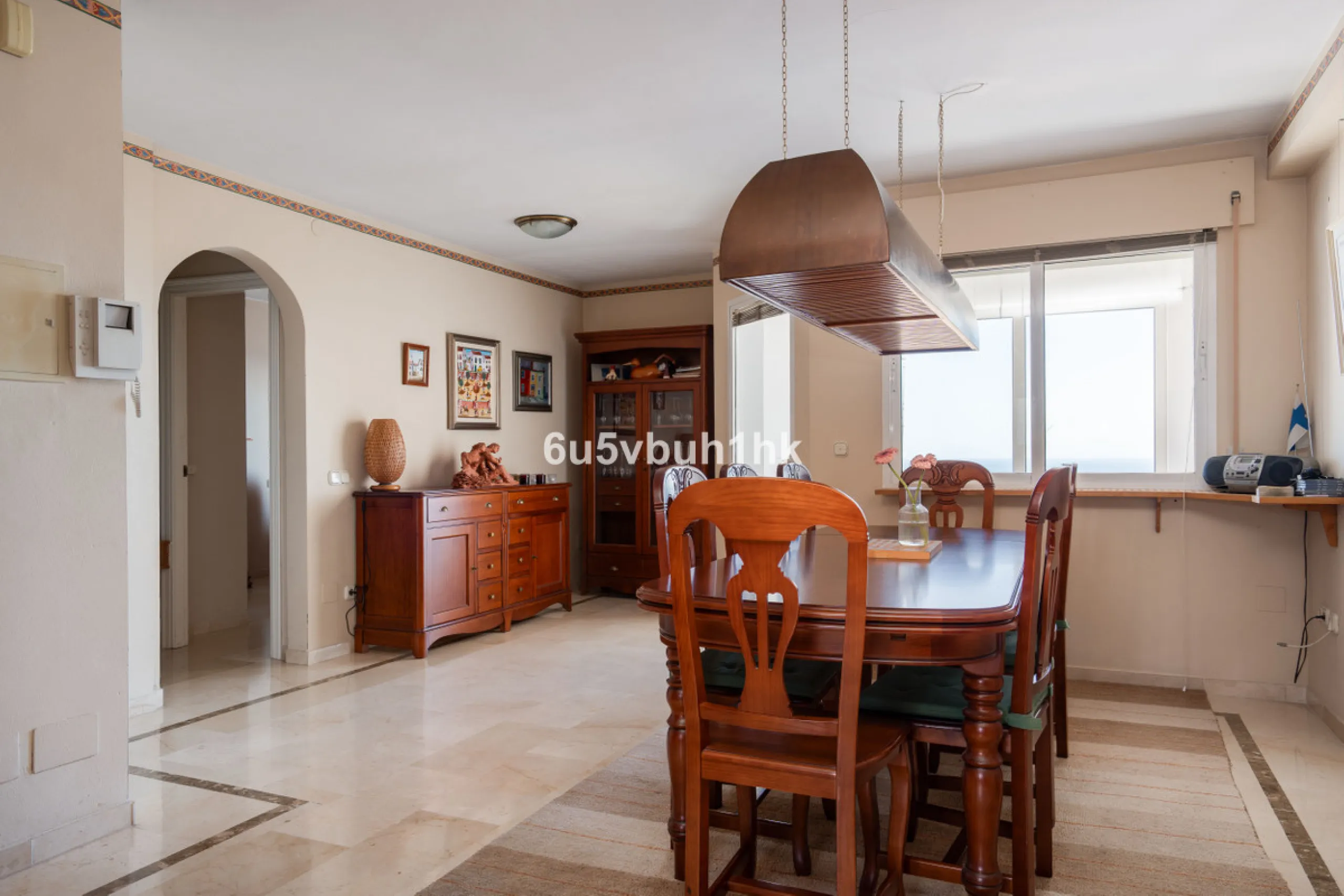 This entire house offers versatile possibilities for personal use, a holiday home, or as an investment opportunity.