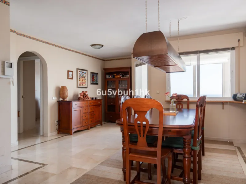 This entire house offers versatile possibilities for personal use, a holiday home, or as an investment opportunity.
