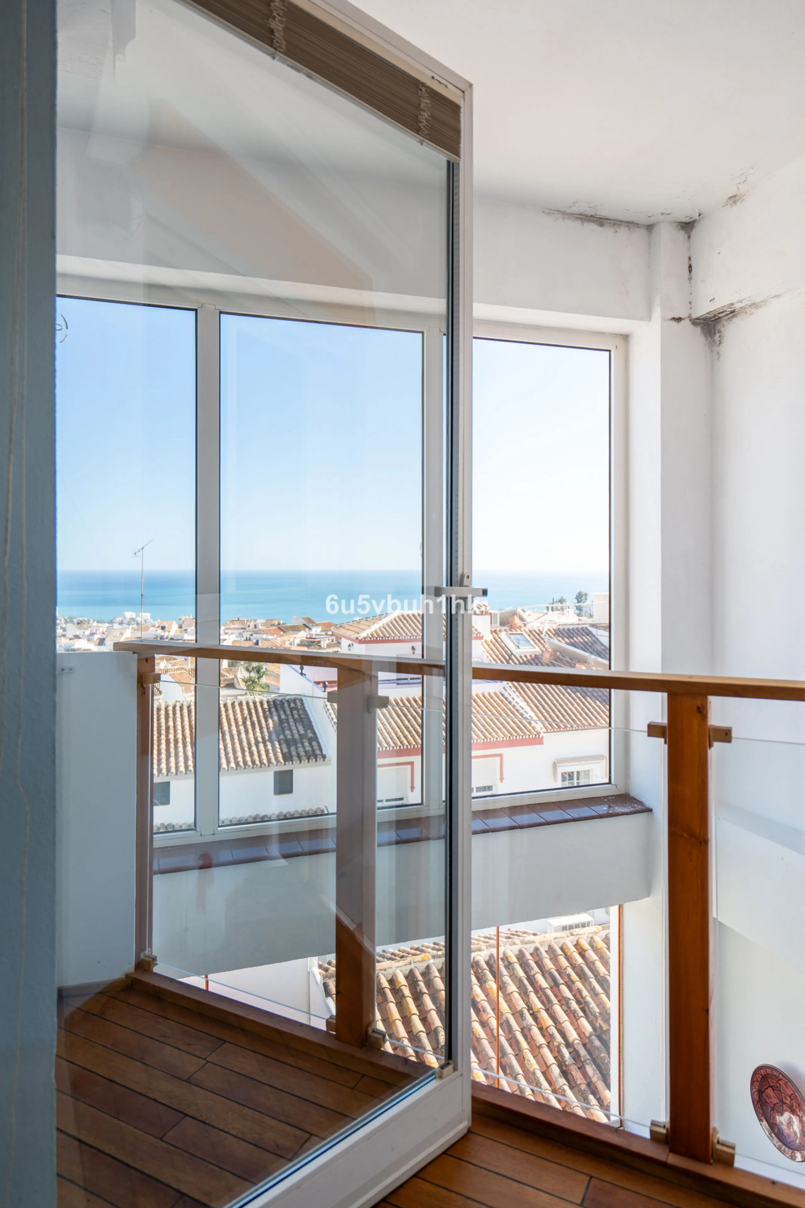 This entire house offers versatile possibilities for personal use, a holiday home, or as an investment opportunity.