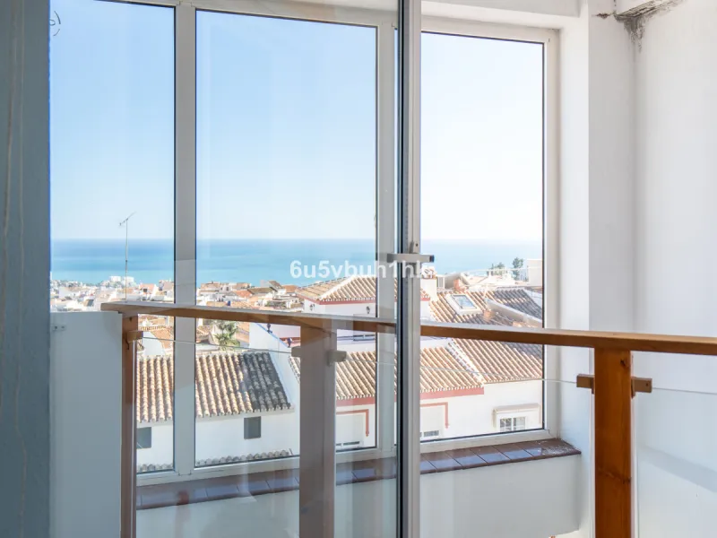 This entire house offers versatile possibilities for personal use, a holiday home, or as an investment opportunity.