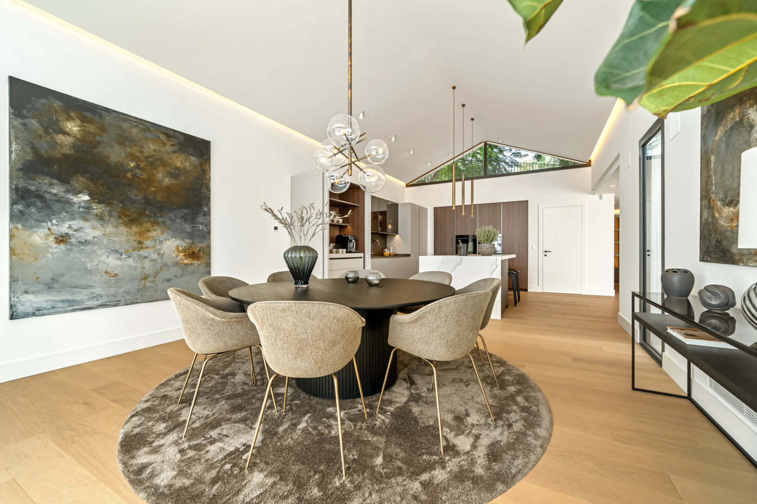 Villa Rocío is a fully renovated Andalusian-style residence located in Rocío de Nagüeles on Marbella's prestigious Golden Mile. Set on a 1,965m² south-facing plot beneath La Concha, the property enjoys open views of the Mediterranean. Modernised in 2025, 